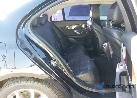 2015 Mercedes-Benz C 300 z USA, uszkodzony, nr VIN 55SWF4JBXFU056603